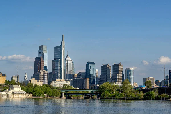 Schuylkill nehri üzerinde Philadelphia silueti — Stok fotoğraf