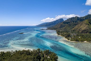 Moorea adası fransız polinezyası lagün havadan görünümü
