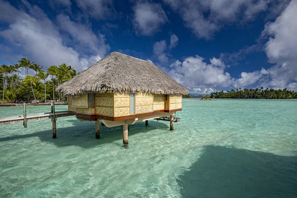 Polinesia paraíso resort bungalow sobre el agua —  Fotos de Stock