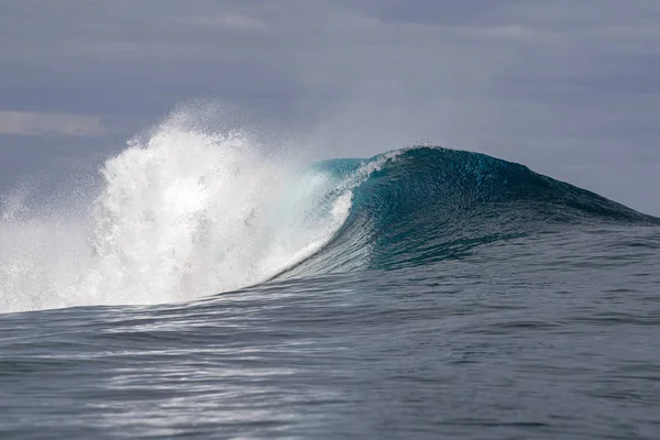 Detalhe do tubo de onda de surf no oceano pacífico polinésia francesa tahiti — Fotografia de Stock