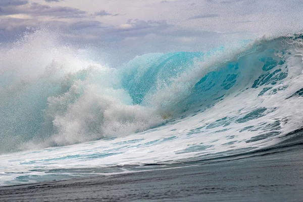 冲浪波管细节在太平洋法属多尼西亚塔希提岛 — 图库照片