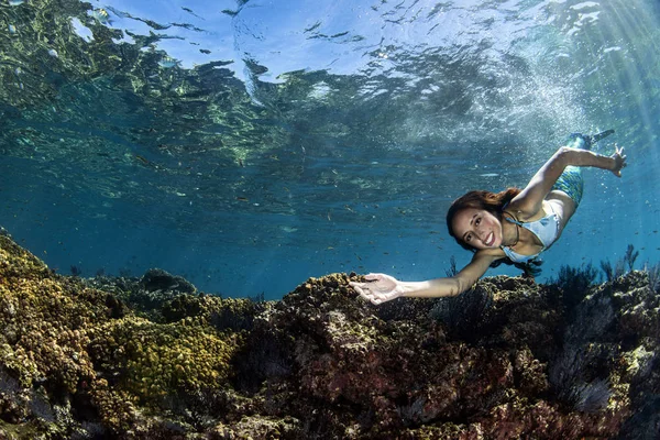 Sereia nadando debaixo d 'água no mar azul profundo — Fotografia de Stock