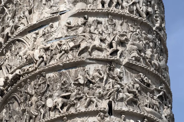Колонна Марко Аурелио на площади Пьяцца Колонна — стоковое фото