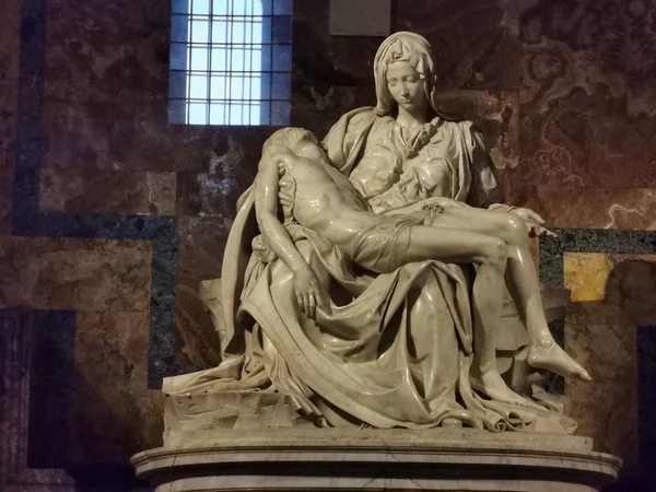 Pieta estátua michelangelo santo peter igreja em vaticana roma — Fotografia de Stock