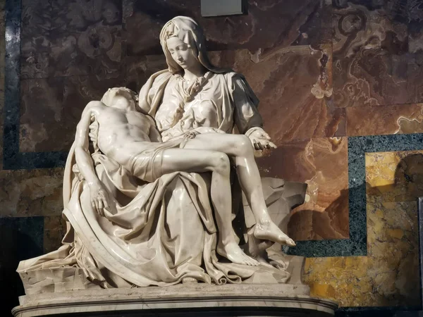 Standbeeld van Pieta Michelangelo Sint-Pieterskerk in Rome Vaticaan — Stockfoto