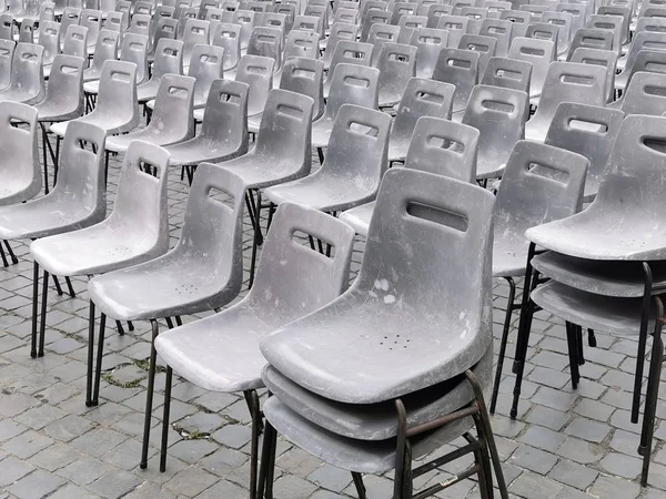 Muchos asientos vacíos antes de la misa del Papa en Roma Iglesia de San Pedro en el Vaticano — Foto de Stock