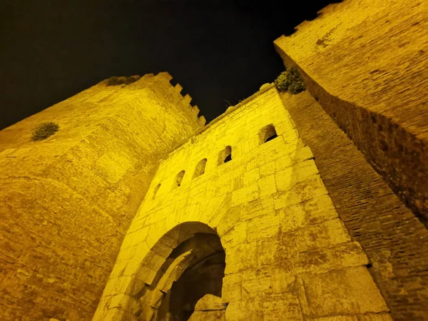 Claudius Kaiser römische Mauern bei Nacht — Stockfoto