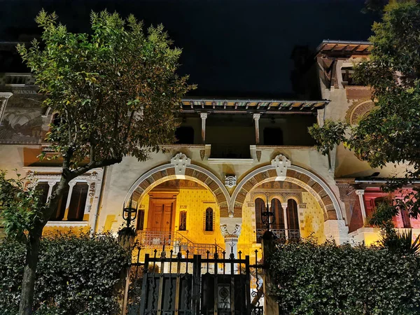 Coppede insólito distrito de arquitectura de estilo en edificios roma en la noche art nouveau libertad —  Fotos de Stock
