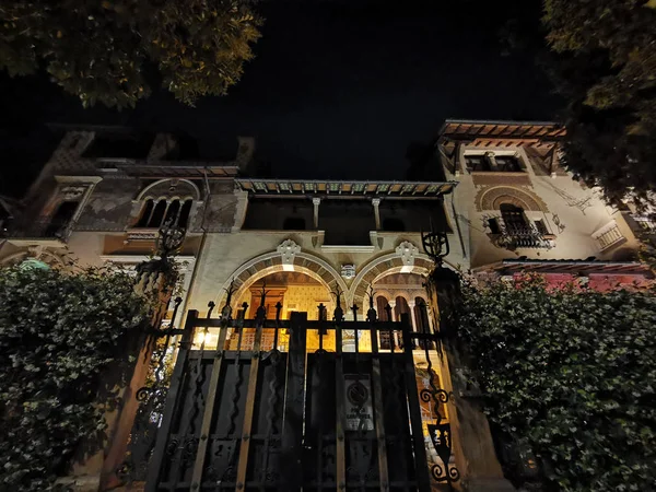 Coppede insólito distrito de arquitectura de estilo en edificios roma en la noche art nouveau libertad —  Fotos de Stock