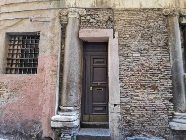 Colunas romanas velhas dentro do edifício medieval em roma — Fotografia de Stock