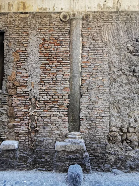 Colunas romanas velhas dentro do edifício medieval em roma — Fotografia de Stock