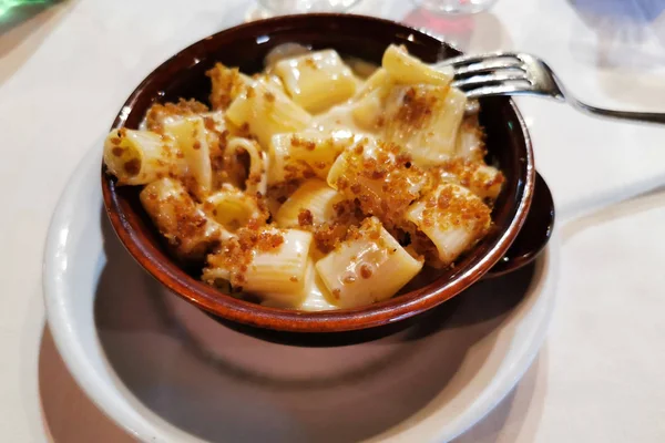 Rigatoni carbonara вкусная итальянская паста — стоковое фото