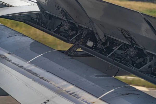 Airplane flap detail while landing — Stock Photo, Image