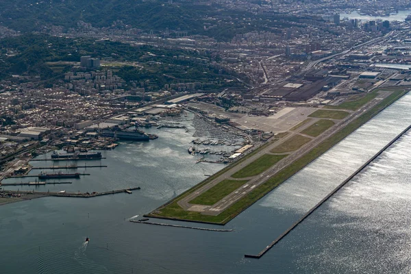 ジェノヴァ空港と港の航空写真 — ストック写真