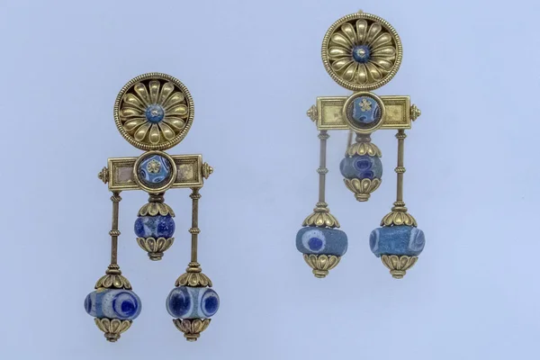 Этрусский стиль золотые серьги ожерелье кулон подробно — стоковое фото