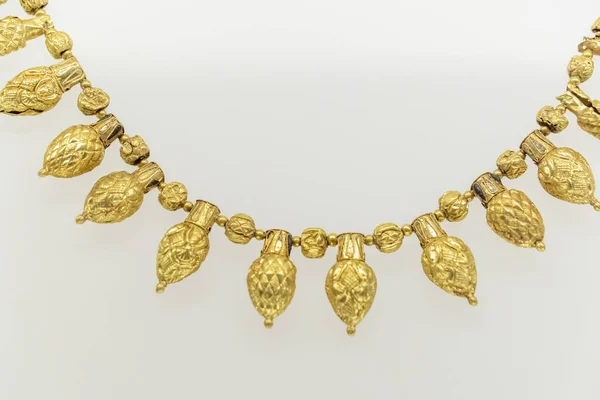 Золотое ожерелье в этрусском стиле — стоковое фото