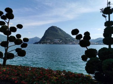Lugano, İsviçre - 23 Haziran 2019 - Lugano, insanlarla dolu gölden şehir manzarasını seyrediyor