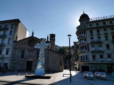 Lugano, İsviçre - 23 Haziran 2019 - Lugano, insanlarla dolu gölden şehir manzarasını seyrediyor