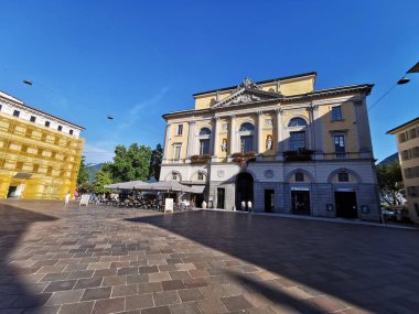 Lugano, İsviçre - 23 Haziran 2019 - Lugano, insanlarla dolu gölden şehir manzarasını seyrediyor