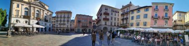 Lugano, İsviçre - 23 Haziran 2019 - Lugano, insanlarla dolu gölden şehir manzarasını seyrediyor