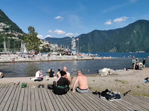 LUGANO, SVIZZERA - 23 GIUGNO 2019 - Lugano vedi paesaggio urbano dal lago pieno di gente — Foto Stock