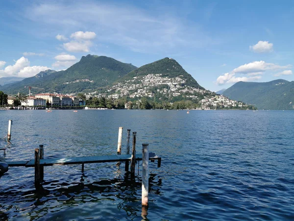 LUGANO, SUIZA - 23 JUNIO 2019 - Lugano vista paisaje urbano desde el lago lleno de gente — Foto de Stock