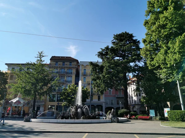 LUGANO, SUÍÇA - JUNHO 23 2019 - Lugano vista paisagem urbana do lago cheio de pessoas — Fotografia de Stock