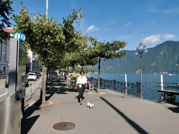 LUGANO, SUIZA - 23 JUNIO 2019 - Lugano vista paisaje urbano desde el lago lleno de gente — Foto de Stock