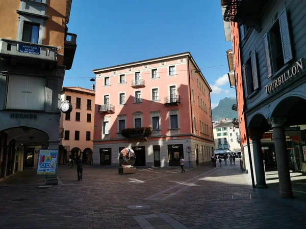 Lugano, Schweiz-juni 23 2019-Lugano Visa stadsbilden från sjön full av människor — Stockfoto