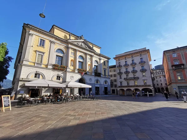 LUGANO, SUIZA - 23 JUNIO 2019 - Lugano vista paisaje urbano desde el lago lleno de gente — Foto de Stock