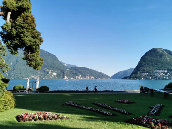 LUGANO, SUIZA - 23 JUNIO 2019 - Lugano vista paisaje urbano desde el lago lleno de gente —  Fotos de Stock