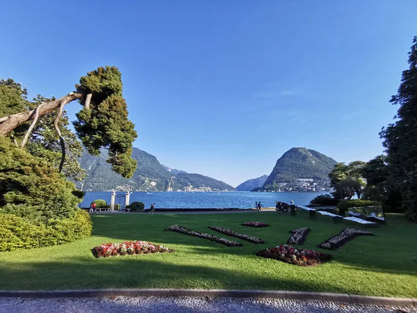 LUGANO, SUIZA - 23 JUNIO 2019 - Lugano vista paisaje urbano desde el lago lleno de gente —  Fotos de Stock