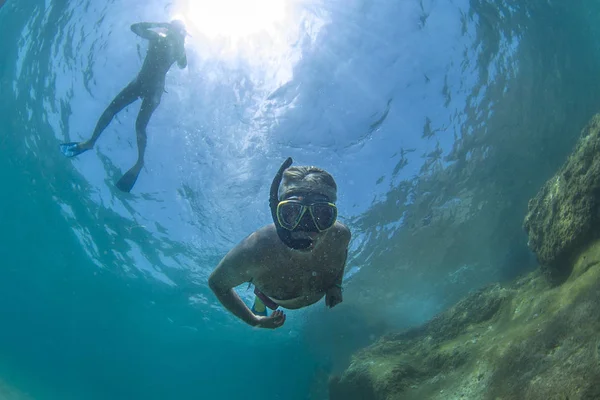 Człowiek podczas nurkowania w morzu — Zdjęcie stockowe