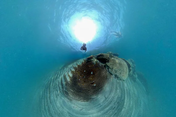 Homme tandis que la plongée en apnée dans la mer 360 degrés vue panorama — Photo