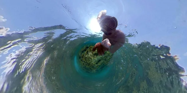 Homme tandis que la plongée en apnée dans la mer 360 degrés vue panorama — Photo