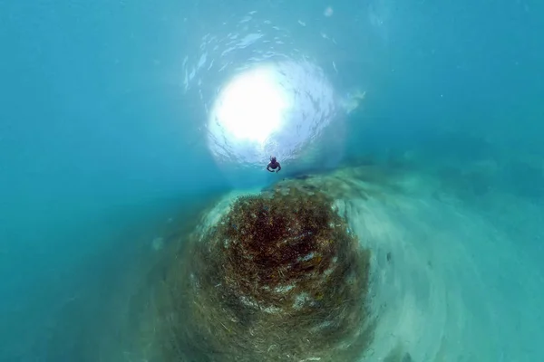 Człowiek podczas snorkelingu w morzu 360 stopni widok Panorama — Zdjęcie stockowe