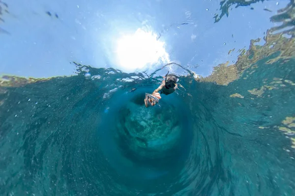 바다에서 스노클링을 하는 동안 남자 360도 파노라마 보기 — 스톡 사진