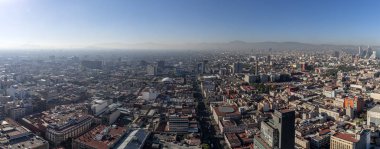 güneşli bir günde kirli Mexico city havadan görünümü panorama