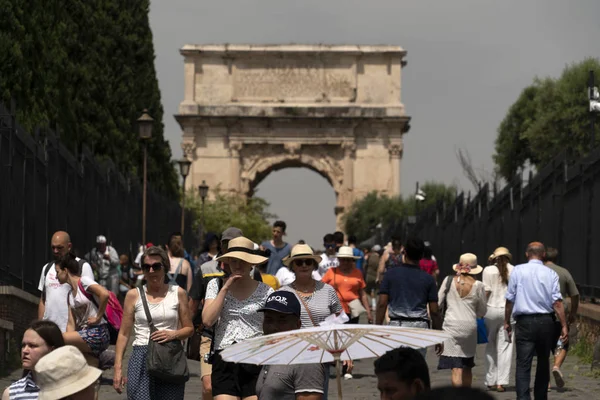 Řím, Itálie-Červen 14 2019-Coliseum a římské stezky jsou plné turistů — Stock fotografie