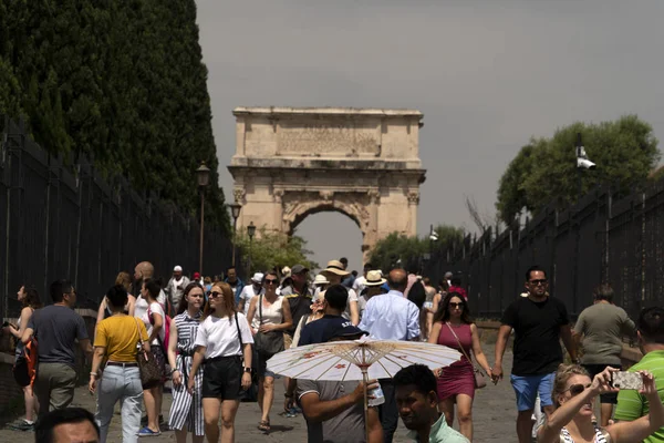 Řím, Itálie-Červen 14 2019-Coliseum a římské stezky jsou plné turistů — Stock fotografie