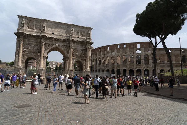 ROMA, ITALIA - 14 GIUGNO 2019 - Il Colosseo e i sentieri romani sono pieni di turisti — Foto Stock