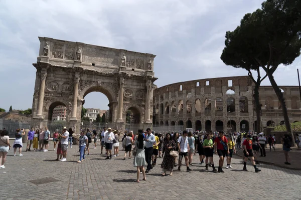 ROME, ITALIEN - 14 juni 2019 - Colosseum og romerske stier er fulde af turister - Stock-foto