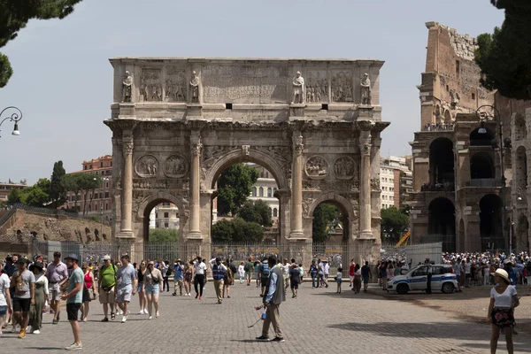 Řím, Itálie-Červen 14 2019-Coliseum a římské stezky jsou plné turistů — Stock fotografie