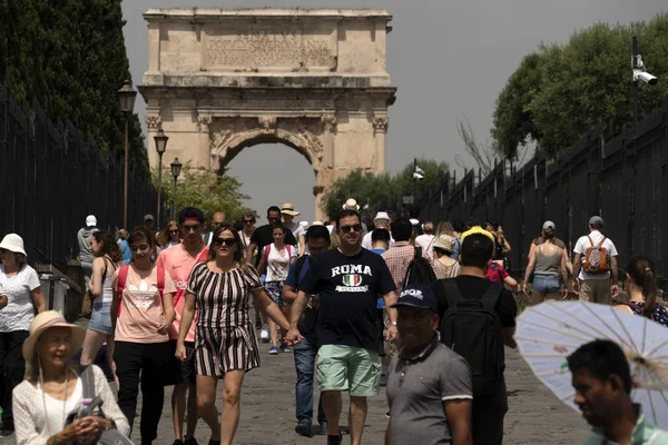 Рим, Италия - 14 июня 2019 - Колизей и римские тропы полны туристов — стоковое фото