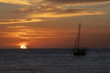 tahiti fransız polinezyası plajda gün batımı