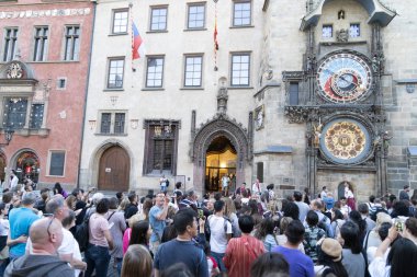 Prag, Çek Cumhuriyeti - 17 Temmuz 2019 - Prag Kulesi saat havarileri saat gösterisi
