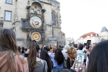 Prag, Çek Cumhuriyeti - 17 Temmuz 2019 - Prag Kulesi saat havarileri saat gösterisi