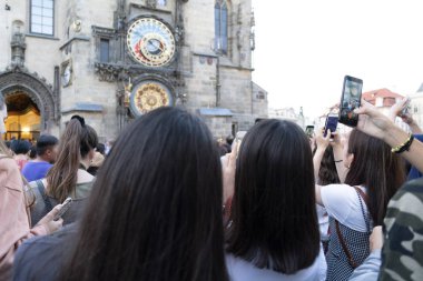 Prag, Çek Cumhuriyeti - 17 Temmuz 2019 - Prag Kulesi saat havarileri saat gösterisi