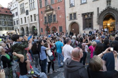 Prag, Çek Cumhuriyeti - 17 Temmuz 2019 - Prag Kulesi saat havarileri saat gösterisi