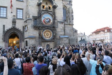 Prag, Çek Cumhuriyeti - 17 Temmuz 2019 - Prag Kulesi saat havarileri saat gösterisi